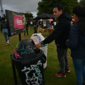 personas reciclando