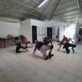 Grupo de personas haciendo una coreografía de danza 