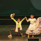 Dos niños bailan