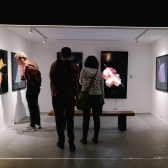 varias personas en un museo