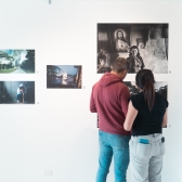 dos personas viendo una exposición