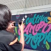 Niña tomando foto a mural