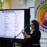 Monica exponiendo
