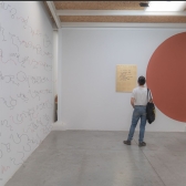 Dos personas viendo una exposición artística