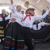 Dos personas mayores bailando