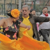 Dos personas mayores bailando