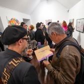 personas en un evento cultural