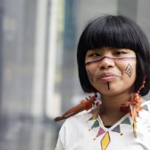 Mujer indígena en festival
