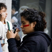 Mujer indígena elaborando artesanía 