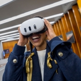 Participante del laboratorio con visor de realidad virtual