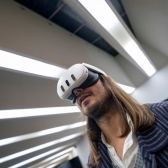 Krzysztof Garbaczewski con visor de realidad aumentada