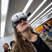 Rebecca Poirrot con visor de realidad aumentada