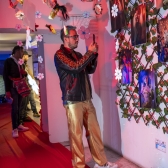 hombre viendo obras de arte