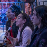 Personas dando una charla en museo