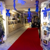 pasillo con obras de arte en el castillo