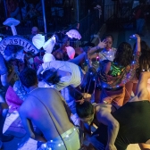 personas en presentación de arte