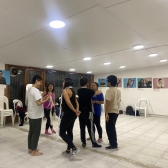 personas bailando en un salón 