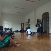 personas bailando en un salón 