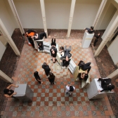 varias personas sobre neveras en un patio 