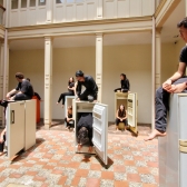 varias personas sobre neveras en un patio 