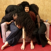 varias personas en una locación artistica