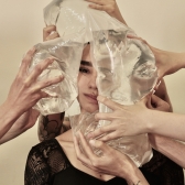 persona rodeada de muchas manos con bolsas