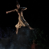 mujer en acto de danza