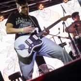 persona tocando guitarra