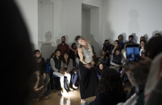 Público observando performance 