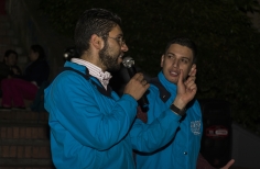 Hombres hablando