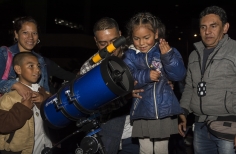 Niña observando la superluna