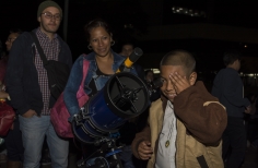 Niño observando la superluna