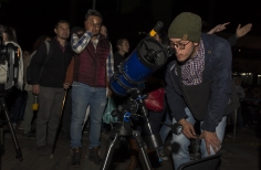 Joven observando la superluna