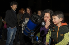 Mujer y niño viendo la luna