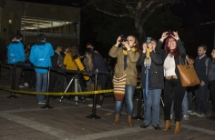 Personas disfrutando la superluna