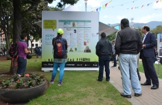 Personas leyendo un mural 