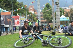 Joven sentado en el parque 