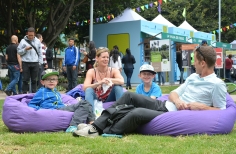 Personas sentadas en el parque