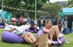 Personas leyendo en el parque