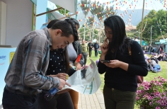 Personas  viendo un periodico