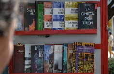 Persona observando libros  