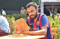 Persona  leyendo un libro