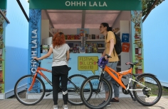 Jóvenes en bicicleta viendo  libros  