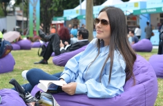 mujer disfrutando el sol sentada en el parque 