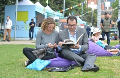 Pareja compartiendo un libro 