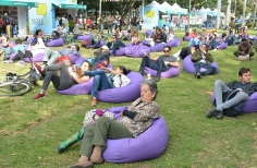 Grupo de personas sentadas en el parque 