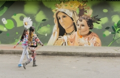 Niñas caminando por la calle 