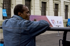 Señor afro observando 