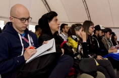 Personas escribiendo 