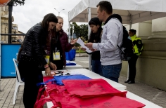 Personas inscribiéndose 